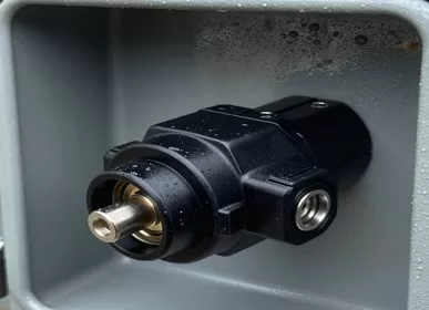 Vilka faktorer måste beaktas för högströmskontakter som är lämpliga för tuffa miljöer?